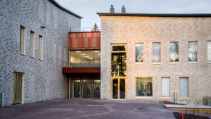 Strömborgska skolan ligger på västra åstranden, intill Albert Edelfeltin koulu. Arkivbild. Skolhus