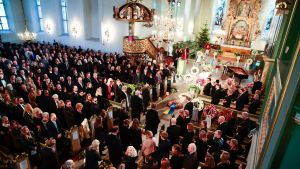 Ari Behn begravdes i en fullsatt Oslo Domkyrka. En fullsatt kyrka sörjer Ari Behm. Fotografiet är taget uppifrån.