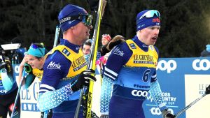 Hyvärinen och Niskanen hade en bra dag i Nove Mesto. Perttu Hyvärinen och Iivo Niskanen håller i skidor och stavar efter målgång.