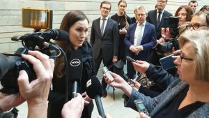Sanna Marin svarar på journalisternas frågor på konstmuseet Kumu. Finlands statsminister Sanna Marin i Tallinn den 10 januari 2020.