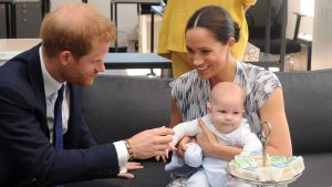 Prins Harry, hertiginnan Meghan och deras son Archie i Sydafrika hösten 2019. Prins Harry, hertiginnan Meghan och deras son Archie på besök i Sydafrika 2019.