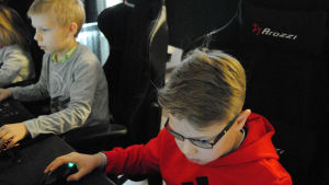 Leo Rautiainen och Mathias Vikman spelar flera timmar om dagen. Mathias Vikman och Leo Rautiainen spelar datorspel.