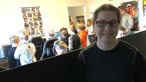 Hanna Vikman är en av de aktiva byborna som sett till att Svartå nu har en klubb för e-sport. Hanna Vikman med flera barn och ungdomar som spelar datorspel.