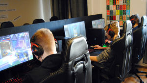 Klubben har sammanlagt sex spelkonsoler och tre laptoppar. Ungdomar spelar datorspel.