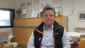 Köpmannen Kim Mattsson är bekymrad över det stora matsvinnet. Handelsman Kim Mattsson sitter i sitt kontor