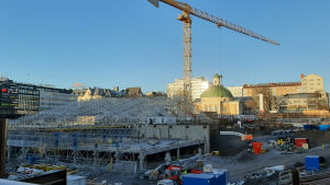 Parkeringsbygget under Åbo salutorg 13.1.2020. Parkeringen under Åbo salutorg byggs vintern 2020.