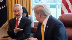 Kinas vice premiärminister Liu He anlände till Washington på måndag för undertecknandet av fas 1-avtalet. På en arkivbild från Vita huset den 4 april 2019 talar Liu He med president Donald Trump. Kinas vice premiärminister Liu He anlände till Washington på måndag för undertecknandet av fas 1-avtalet. På en arkivbild från Vita huset den 4 april 2019 talar Liu He med president Donald Trump.