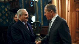 Rysslands utrikesminister Sergej Lavrov hälsade Haftar välkommen i Moskva på måndagen. Rysslands utrikesminister Sergej Lavrov hälsade Haftar välkommen i Moskva på måndagen.