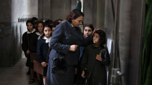 Lärarinnan Oliviero (Dora Romano) vill att Lila skall gå i skola Lärarinnan Oliviero (Dora Romano) och Lila (Ludovica Nasti)