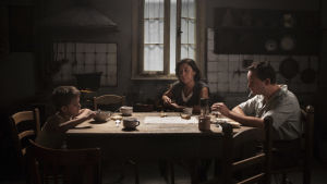 Elenas familj grubblar på om de ska låta henne gå i skola Lilas föräldrar Immacolata Greco (Anna Rita Vitolo), Vittorio Greco (Luca Gallone)