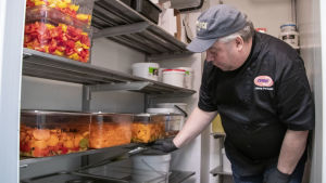 Janne Pekkala tarkistaa hävikkiruuasta valmistettuja salaattiaineksia.