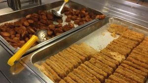 Morotsknappar och panerad sej stod på menyn när Yle Västnyland var på besök i Källhagens skola och Virkby gymnasium. Därtill fanns gräddfilssås, potatis, råkost och sallad. Morotsknappar och panerad fisk i lunchbuffén i Källhagens skola/Virkby gymnasium.