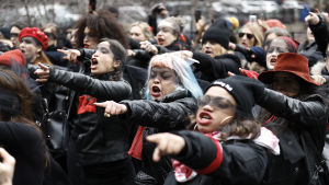 Rop och trumslag hörs upp till femtonde våningen, säger Weinsteins advokater. Kvinnor i svarta kläder pekar och skriker.