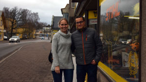 Susanne och Mikael Westerholm har haft sportaffären i Virkby i tolv år. Susanne och Mikael Westerholm står utanför Virkby sportaffär.