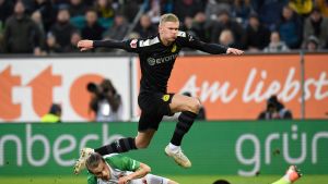 Erling Braut Håland har fått en drömstart i Dortmund. Erling Braut Håland hoppar över motståndare.