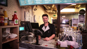 Bastret Dushi hoppas klara sig utan de stora plattformerna i framtiden. Bastret Dushi äger en pizzeria i Borgå.