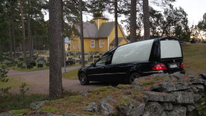 Bilen är Johanna Sjöbergs största investering. En svart begravningsbil kör in på kyrkogården i Dragsfjärd
