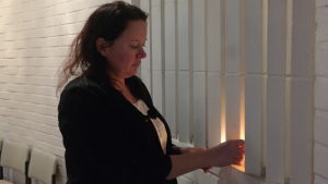 Trots att en begravning handlar om mycket pappersarbete är det viktigaste enligt Johanna Sjöberg ändå hur man bemöter de anhöriga. Johanna Sjöberg tänder ljus i ett begravningskapell