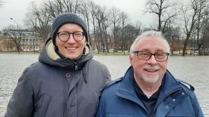 Christopher Skutela och Stephen Person Christopher Skutela och Stephen Person, två glada män med glasögon turistar i Åbo, med Åbo Akademis huvudbyggnad i bakgrunden.