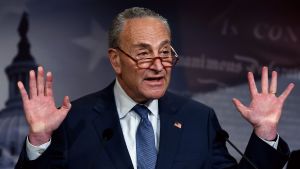 Senatens minoritetsledare Chuck Schumer talade under en presskonferens inför tisdagens riksrättssession. Senatens minoritetsledare Chuck Schumer talade under en presskonferens inför tisdagens riksrättssession.