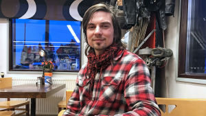 Fredrik Aspö besökte hemtrakterna i januari. Fredrik Aspö med en kopp kaffe vid en grill i Sibbo.