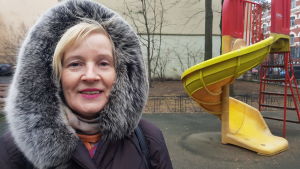 Valentina Lopatina är arg på dem som hotar andra. Valentina Lopatina står på en lekplats framför en rutschkana.