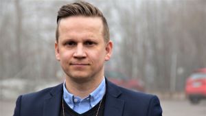 Kriminalkommissarie Mats Sjöholm vid Raseborgspolisen. Till Raseborgs polisstations område hör Hangö, Raseborg och Ingå. Förutom Raseborgs polisstation hör också polisstationerna i Esbo, Kyrkslätt och Lojo till Polisinrättningen i Västra Nyland. Porträttbild på poliskommissarie Mats Sjöholm.