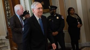 Mitch McConell avlägsnar sig från senaten under en paus på tisdagen. Republikanernas senatsledare Mitch McConnell under en paus i senatsrättegången mot Donald Trump.