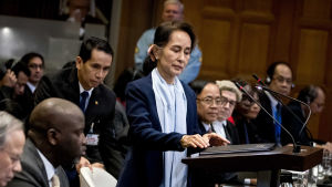 Myanmars ledare Aung San Suu Kyi försvarade militäroffensiven mot rohingyer då folkmordsrättegången inleddes i Haag i december. Myanmars ledare Aung San Suu Kyi försvarade militäroffensiven mot rohingyer då folkmordsrättegången inleddes i Haag i december.