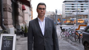 Jan-Erik Hinds, fastighetschef på Harry Schaumans stiftelse som äger gallerian Espen i Vasa centrum. Man i kostym i Vasa centrum.