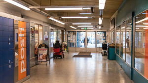 Inte många besökare i korridorerna i köpcentret en vanlig vardag. Tom korridor i köpcentrum
