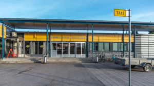 Mathias Matsinen tycker det skulle vara trevligt med fler planteringar utanför köpcentret. Ingången till ett köpcentrum