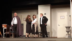 En mördares manuskript visas på Bygdegårdens scen i Tenala. Tapio Laasonen (till vänster) är regissör och skådespelare. På scenen syns också Yvonne Valtonen, Emma Kullberg och Jan Karell. Tapio Laasonen, Yvonne Valtonen, Emma Kullberg och Jan Karell på Bygdegårdens scen i Tenala.