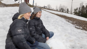 Alexandra Niiranen och Katarina Koljonen hoppas på kallare väder för att säsongen ska komma igång i Granibacken Alexandra Niiranen (vas) (huvudtränare), Katarina Koljonen (oik) (skidskoleansvarig)