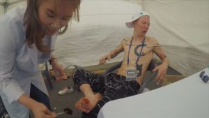 Teemu Skön paikattavana eteläkorealaisella katusirkusfestivaalilla, jossa hän esiintyi Race Horse Companyn Motosikaissa. Teemu paikattavana Etelä-Koreassa.