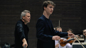 Hannu Lintu ja kapellimestarioppilas James Kahane Närbild på Hannu Lintu och James Kahane då Kahane dirigerar.