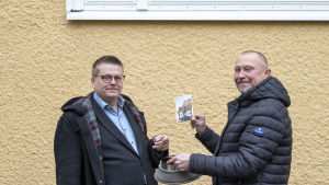 Roihuvuoriseuran toiminnanjohtaja Otto-Ville Mikkelä ja toimittaja Jukka Mikkola arpomassa DDR-kisan voittajaa