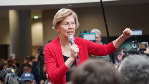 Elizabeth Warren antas inte längre höra till de starkaste favoriterna. Elizabeth Warren talar inför publik i Indianola, Iowa.