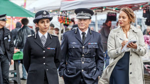 Bostonin apulaispoliisipäällikkö Lydia Price (Anjli Mohindra), poliisipäällikkö Bill Hixon (Rob Lowe) ja paikallislehden toimittaja Lisa Cranston (Angela Griffin). Uusi brittidraama amerikkalaisesta poliisista, joka aloittaa englantilaisen pikkukaupungin poliisipäällikkönä.