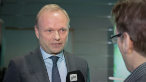 Fortums vd Pekka Lundmark försvarar Unipers nya kolkraftverk. Fortumin toimitusjohtaja Pekka Lundmark