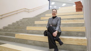 Alla som behöver daghem eller förskola får det, säger Sari Gustafsson. Sivistysjohtaja Sari Gustafsson istuu uuden Strömborgska skolanin rappusilla.