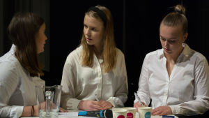 Emilia Söderlund, Sofia Finnström och Frida Rosenback från Kristinestad går igenom sina argument mot avgiftsfria studier på andra stadiet. Debatt-tävlingen 2020