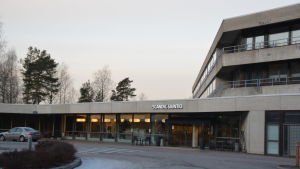 En del av förvaltningen jobbar sedan sommarens vattenskada i så kallade Sjundeå bads lokaler. Hotellbyggnaden är till salu. Hotell i Sjundeå