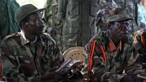 Ledaren Joseph Kony (till vänster) år 2006 i Ri-Kwamba i Sydsudan. Joseph Kony (till vänster) år 2006 i Ri-Kwamba i Sydsudan.