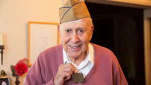 Ohjaaja Carl Reiner palveli Yhdysvaltain asevoimissa toisen maailmansodan aikana. Yli puoli miljoonaa amerikanjuutalaista palveli Yhdysvaltain asevoimissa toisen maailmansodan aikana.