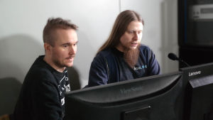 Vice ordförande i PGC John Kronberg och ordförande Tony Karlsson. John Kronberg och Tony Karlsson sitter bakom dataskärmar