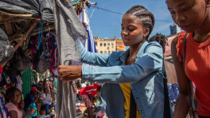 Katia on ostamassa vaatteita Maputon markkinoilta Mosambikissa.