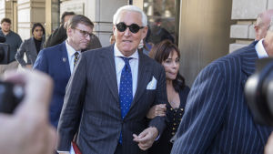 Roger Stone såg oberörd ut efter att han befunnits skyldig på alla åtalspunkter vid rättegången i Washinton den 15 november 2019. Straffpåföljden borde klarna den 20 februari. Roger Stone såg oberörd ut efter att han befunnits skyldig på alla åtalspunkter vid rättegången i Washinton den 15 november 2019. Straffpåföljden borde klarna den 20 februari.