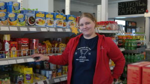 Jessica Blomqvist tycker överlag att samarbetet med staden fungerat bra, men eftersom Iniö ligger något avsides, blir de ibland lite bortglömda. Jessica Blomqvist står framför en hylla med varor i sin butik Iniö Lanthadel