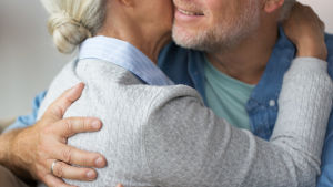 Signaturen "Bejaka lusten till livet" skriver om de andra kvinnorna. Ett par som kramas. Mannen har vigselring.